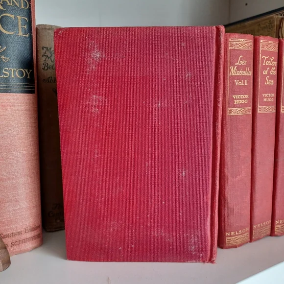 Victor Hugo Vintage Red Book Collection 6 books, Classic Reading And Home Decor - Picture 4 of 8